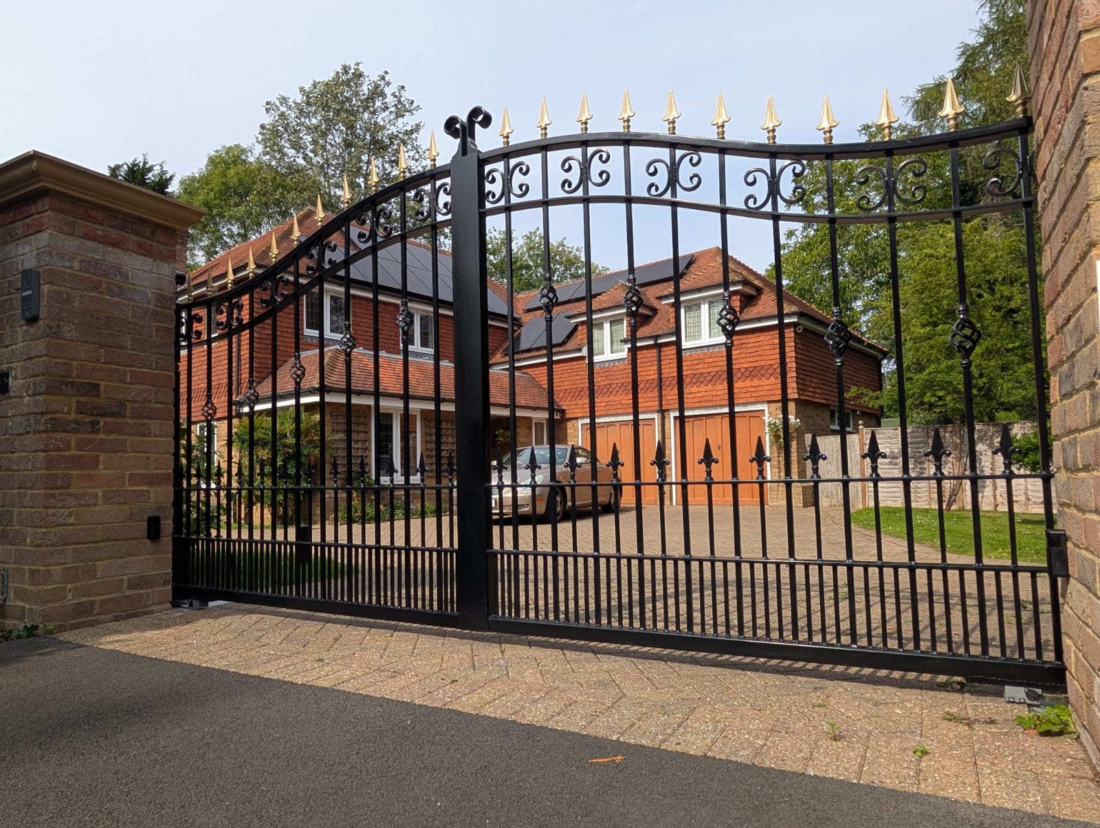 Custom metal electric gates installation