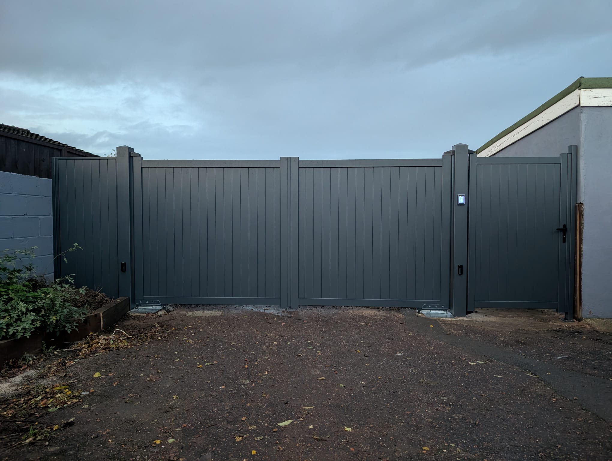 Aluminium Driveway Gates WhatsApp Image 2025 10 31 at 18.19.04 1 electric aluminium driveway gates and pedestrian gate