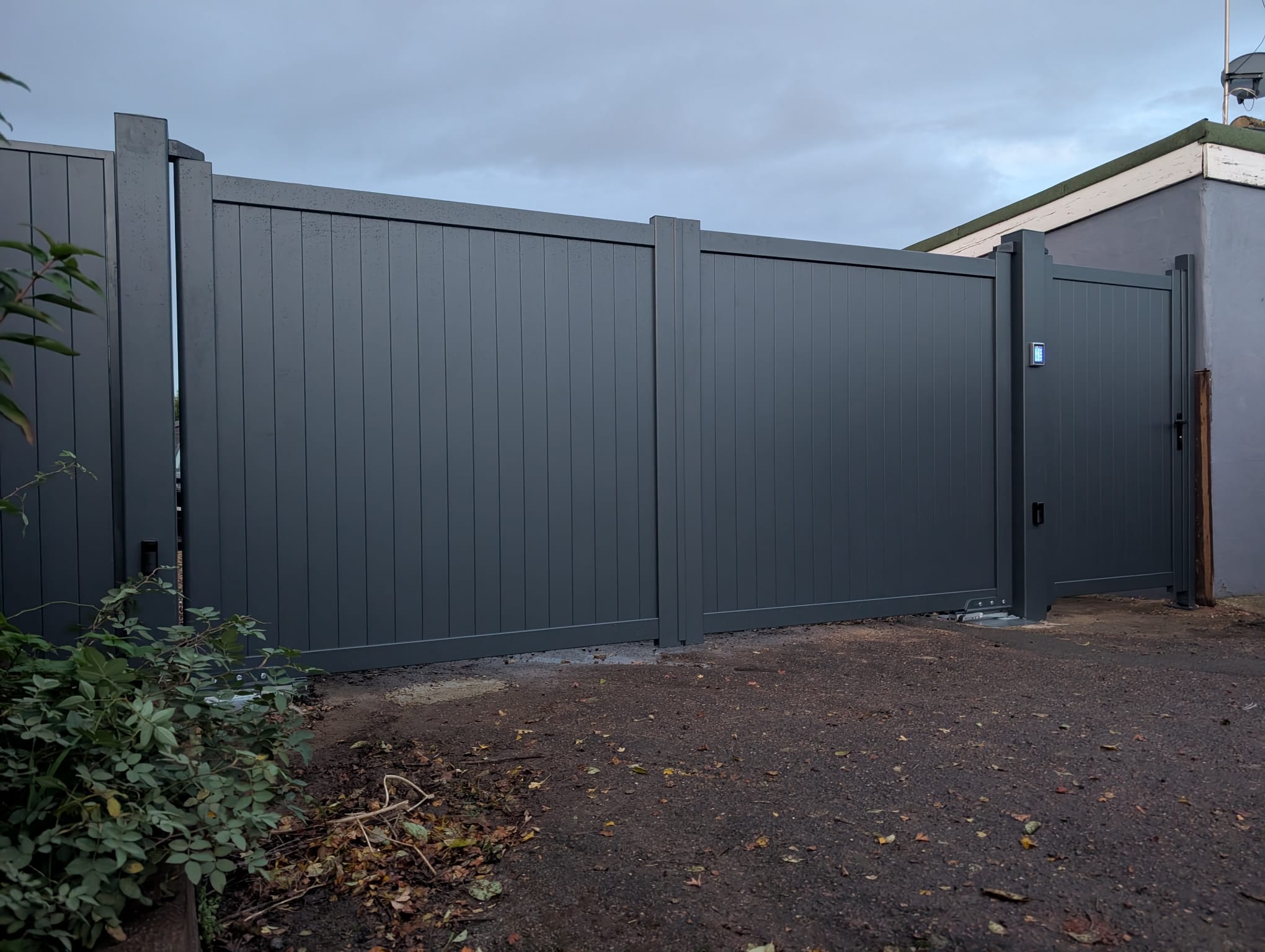 Aluminium Driveway Gates WhatsApp Image 2025 10 31 at 18.19.04 electric aluminium driveway gates and pedestrian gate